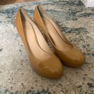 Joan & David nude platform heels